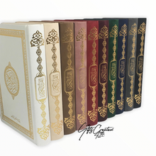 Afbeelding in Gallery-weergave laden, Fluwelen Koran met gouden details op cover