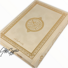 Afbeelding in Gallery-weergave laden, Fluwelen Koran met gouden details op cover