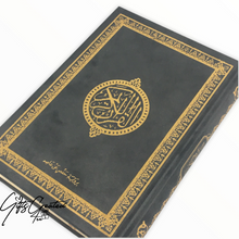 Afbeelding in Gallery-weergave laden, Fluwelen Koran met gouden details op cover