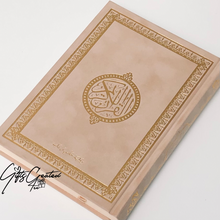 Afbeelding in Gallery-weergave laden, Fluwelen Koran met gouden details op cover