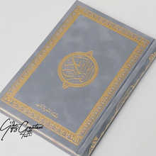 Afbeelding in Gallery-weergave laden, Fluwelen Koran met gouden details op cover