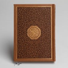 Afbeelding in Gallery-weergave laden, Lederen Rainbow Koran met gouden details op cover
