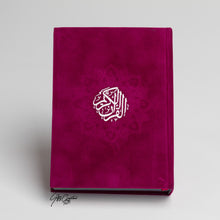 Afbeelding in Gallery-weergave laden, Fluwelen Rainbow Koran met zilveren details op cover
