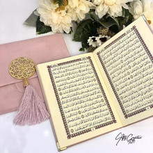 Afbeelding in Gallery-weergave laden, Koran boekje met bijhorende tasje en tasbih
