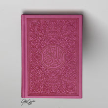 Afbeelding in Gallery-weergave laden, Lederen Rainbow Koran met bloemenmotief op pagina&#39;s
