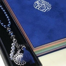 Afbeelding in Gallery-weergave laden, Fluwelen Rainbow Koran met zilveren details op cover
