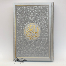 Afbeelding in Gallery-weergave laden, Lederen Rainbow Koran met gouden details op cover
